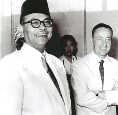 Photo of Tunku Abdul Rahman with Tom Critchley.