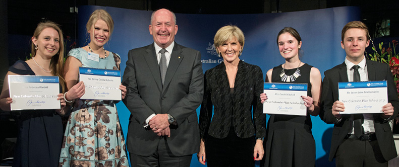 Governor-General Sir Peter Cosgrove AK MC (third left) and Minister for Foreign Affairs, Julie Bishop, with New Colombo Plan scholarship fellows, Canberra, 25 June 2014. Left to right: Rebecca Wardell, Emma Roberts, Sarah Mitchell and Jason Emmanuelle. [DFAT]