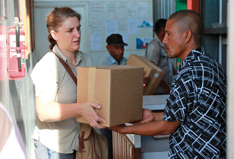 ACC electoral officer, Julie Green, assisting with the transfer of local government election ballot papers, Port Moresby, July 2013. [DFAT]