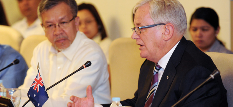 Minister for Trade and Investment, Andrew Robb AO (right), with Secretary, Philippine Department of Trade and Industry, Greg Domingo, Business Sector Dialogue, PAMM, Manila, February 2013. [DFAT]