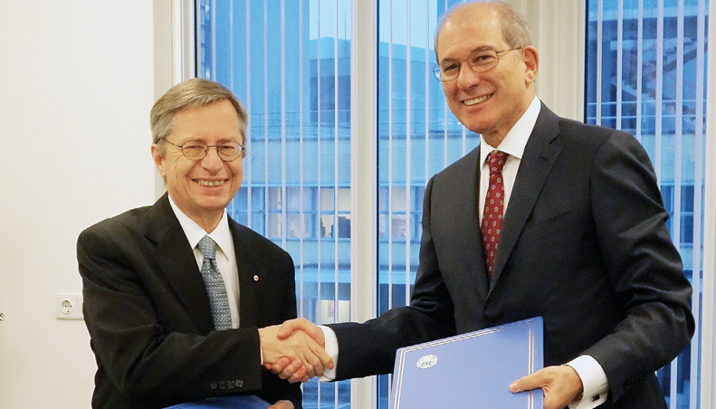 Ambassador to the Netherlands, Neil Mules AO (left), and Director-General of the Organisation for the Prohibition of Chemical Weapons, Ahmet Üzümcü, after signing an agreement to support the UN Mission to Eliminate Syrian Chemical Weapons, The Hague, 20 January 2014. [DFAT]
