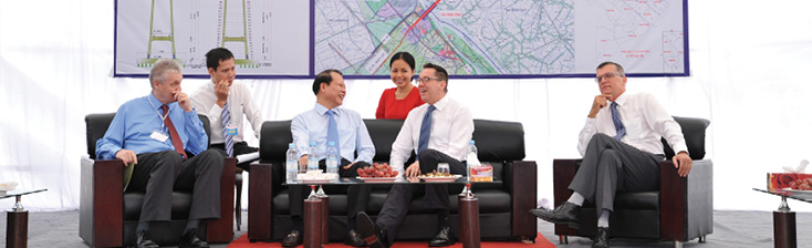 Ambassador to Vietnam, Hugh Borrowman (right), accompanies Parliamentary Secretary Brett Mason (second right), during a Cao Lanh Bridge briefing session with Vietnam’s Deputy Prime Minister, Vu Van Ninh (second left), Cao Lanh, 19 October 2013