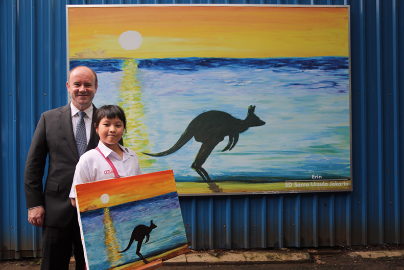 Ambassador to Jakarta, Greg Moriarty, with the winning contributor to the Tembok Seni Australia art wall project, South Jakarta, 25 February 2014