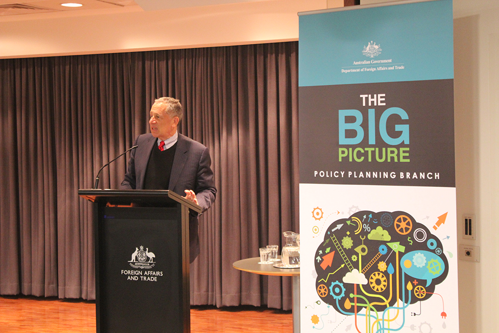 Foreign Policy editor David Rothkopf addresses DFAT staff at a lunchtime ‘Big Picture’ policy forum hosted by Policy Planning Branch. [DFAT/Michael Mcguire]