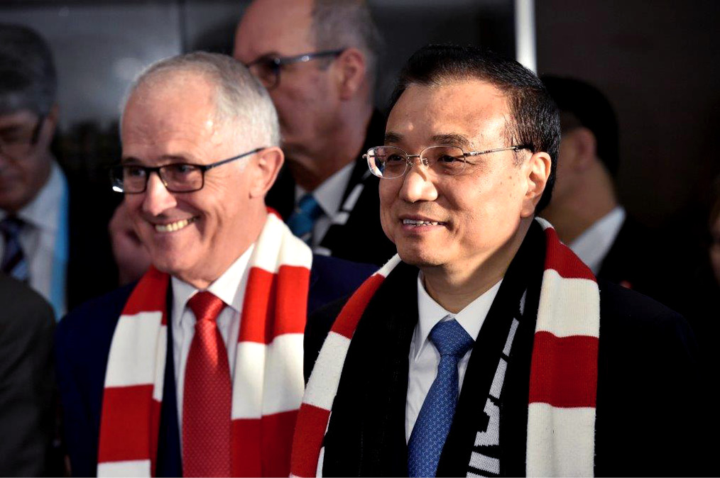 Prime Minister Malcolm Turnbull and Chinese Premier Li Keqiang watching an AFL match between the Sydney Swans and Port Adelaide Football Club. [AUSPIC/David Foote]