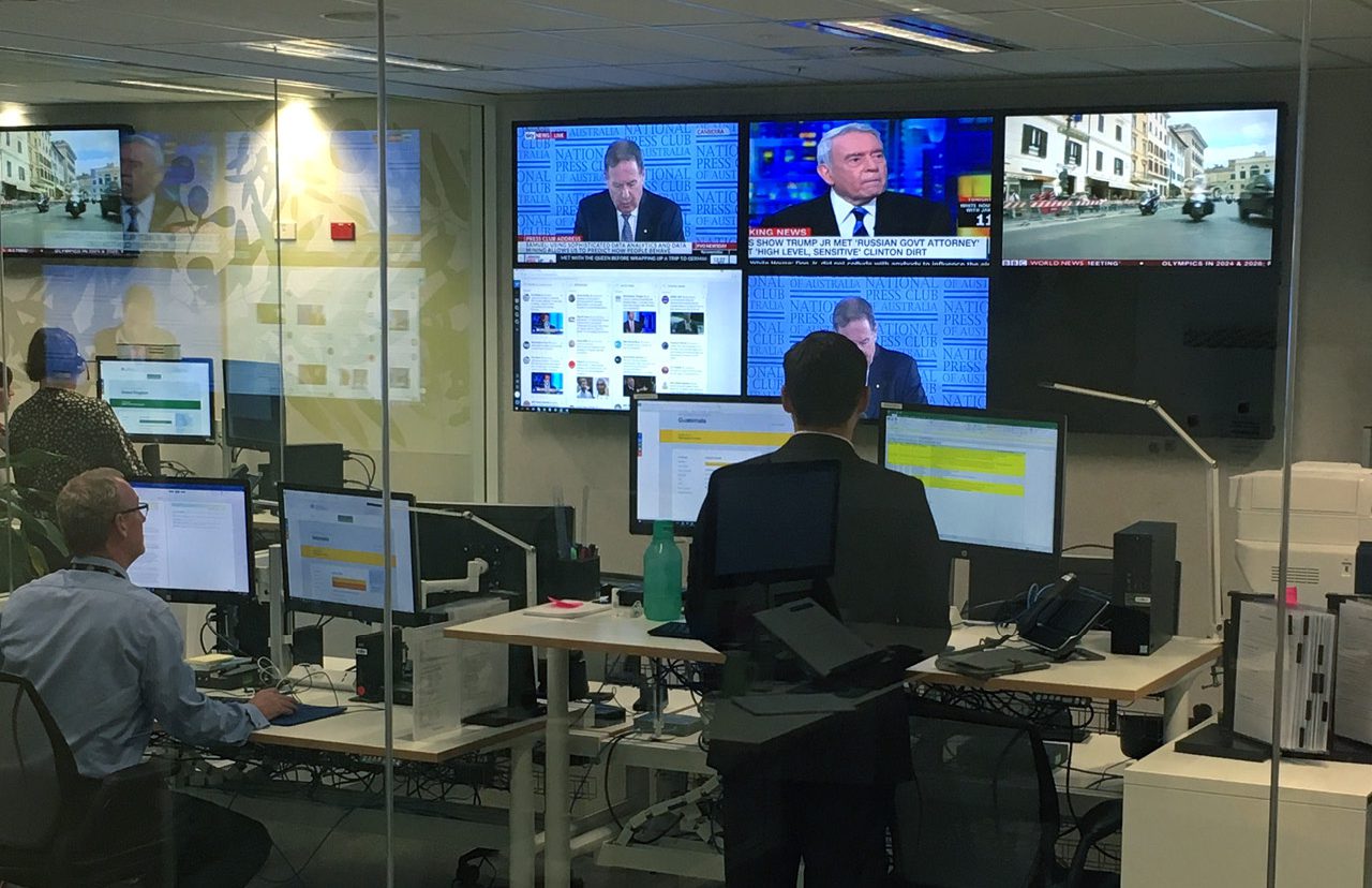 DFAT staff working in the department’s new Global Watch Office. [DFAT/Loren Hyde]