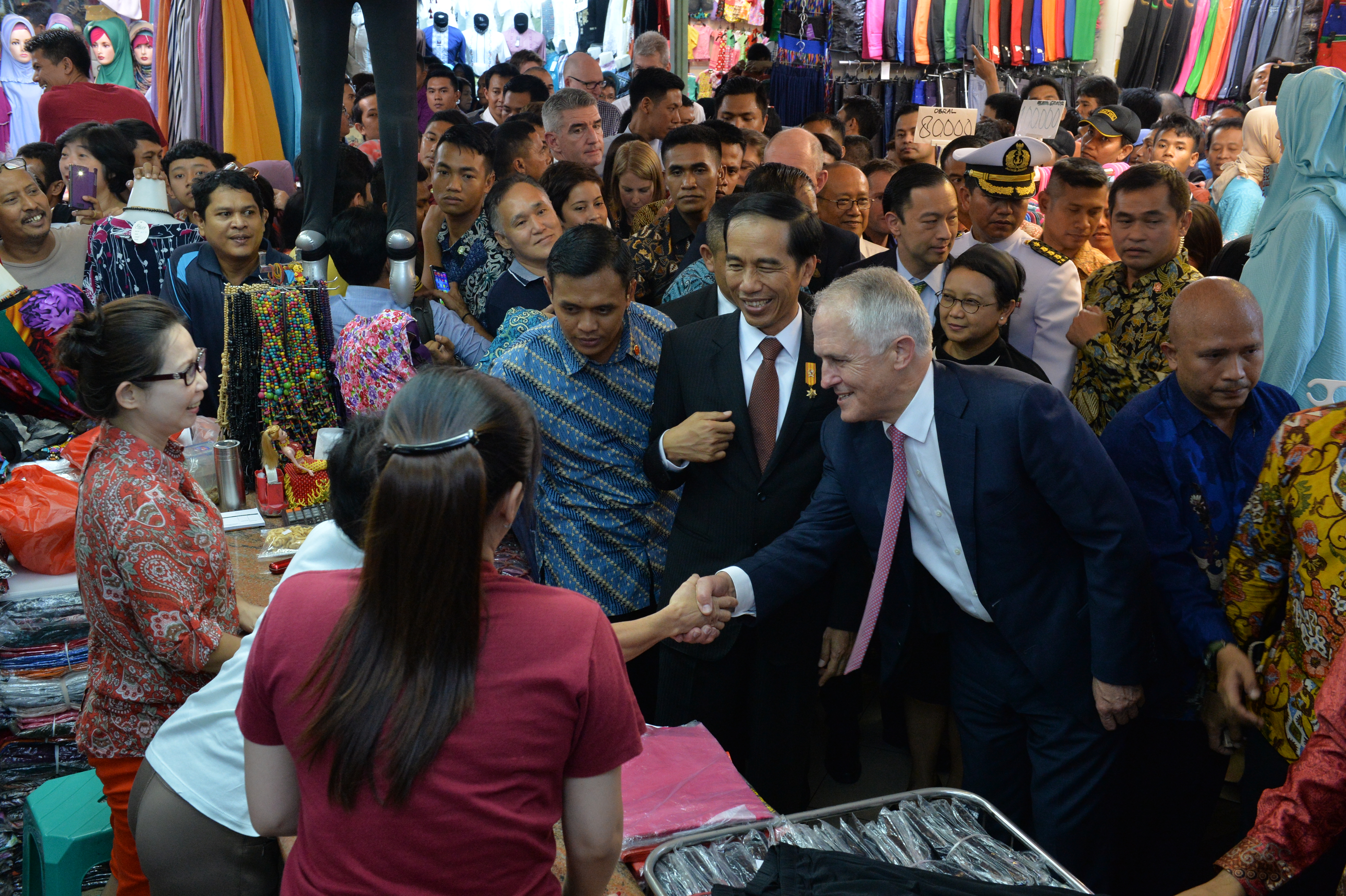 Prime Minister Malcolm Turnbull visits Jakarta for the first time. He was welcomed by Indonesian President Joko Widodo at the State Palace for a bilateral meeting, and accompanied the President to Tanah Abang Market for a "blusukan".
