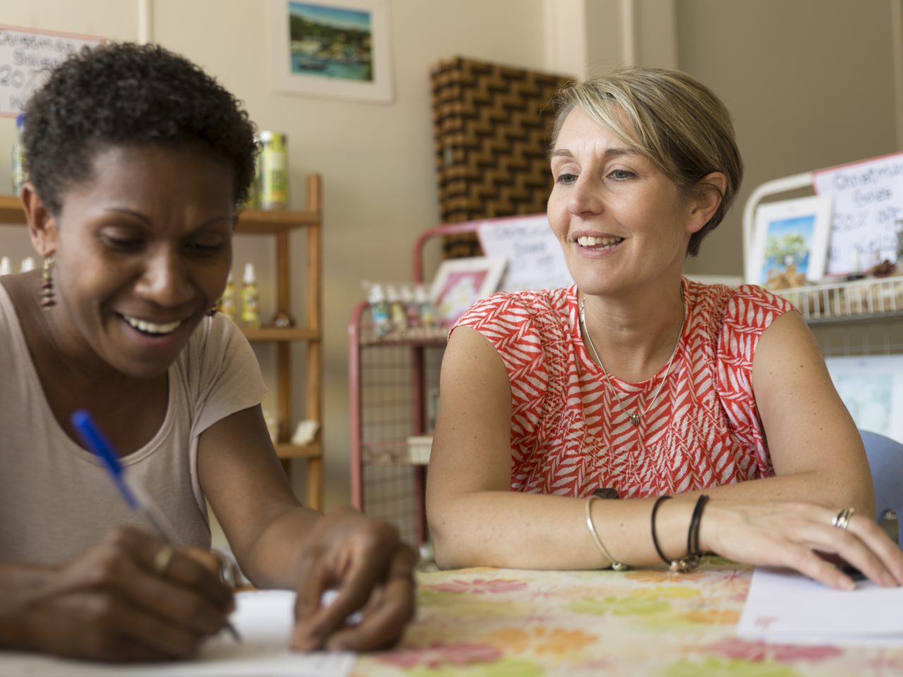 Vanuatu entrepreneur Rona Garae working with Anthea Smits of The Difference Incubator to prepare her business for investors. [DIGITAL STORY TELLERS/Julia Lörsch]