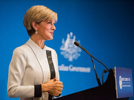 Minister Bishop at a podium announcing the outcomes of the New Colombo Plan 2016 mobility round