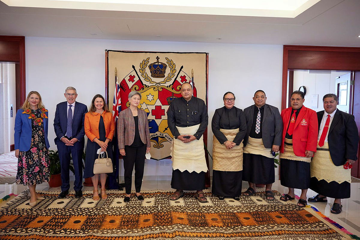 Group photo of Minister Wong, Ewen McDonald, Hon Hu’akavameiliku, Prime Minister of Tonga, Minister for Education of Tonga, Minister for Police of Tonga, and Minister for HMAF of Tonga.