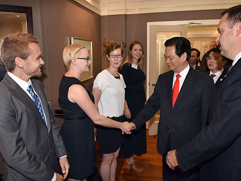 Prime Minister Nguyen Tan Dung shaking hands with students