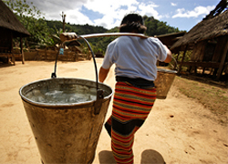 Photo of a man carries 2 buckets