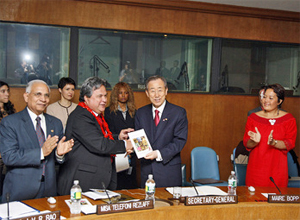 Photo of Misa Telefoni Retzlaff handing the report to Ban Ki-moon