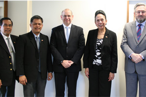 Photo of the Philippine delegation with AusAID's Director General, Peter Baxter