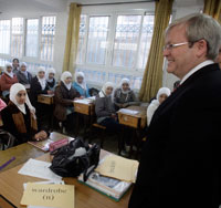 Photo of Australia Foreign Minister Kevin Rudd speaking in front of a group of Palestinians women