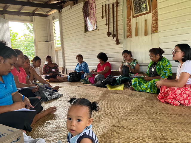 Rachel Spackman with the mothers and women of Namuka-I-Lau Village setting up a new Mobile Kindy site in the village (Photo credit: Temesia Tuicaumia)