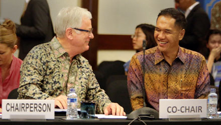 Trade and Investment Minister Andrew Robb co-chairing the Cairns Group Ministerial Meeting with Indonesian Trade Minister Gita Wirjawan in Bali, Indonesia on 2 December 2013.