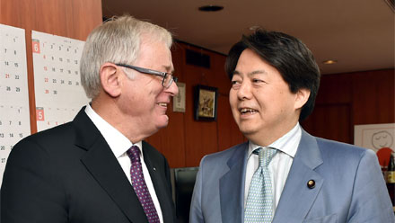 Australian Minister for Trade and Investment, Andrew Robb and Japanese Minister of Agriculture, Forestry and Fisheries, Yoshimasa Hayashi