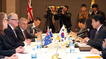 Trade and Investment Minister Andrew Robb with HE Yoon Sang-jick, Republic of Korea Minister of Trade, Industry and Energy in Seoul on 15 November 2013.