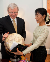 Photo of Mr Rudd and Aung San Suu Kyi looking at a globe on a table