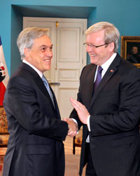 Photo of Australia Foreign Minister Kevin Rudd shaking hands with Chilean President Piñera.
