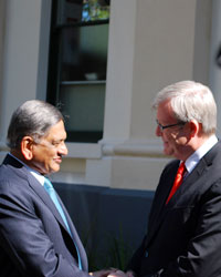 Photo of Australian Foreign Minister, Kevin Rudd, shaking hands with Indian Minister of External Affairs, S.M. Krishna