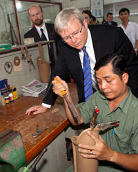 Photo of Australian Foreign Minister Kevin Rudd visiting landmine victims in Vietnam