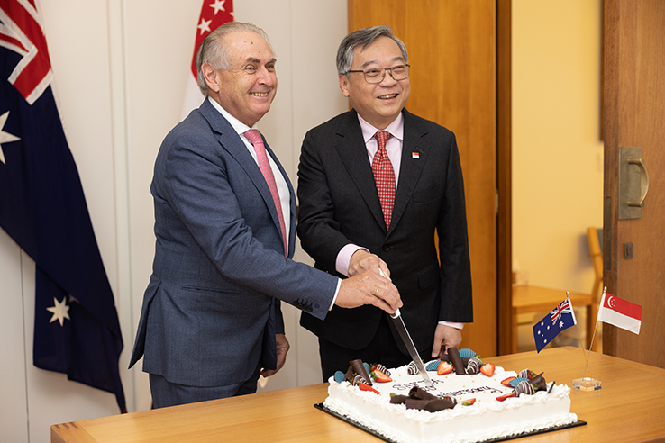 Senator the Hon Don Farrell, Minister for Trade and Tourism and his Singaporean counterpart, Mr Gan Kim Yong, Minister for Trade and Industry cutting a cake to celebrate SAFTA 20th anniversary.