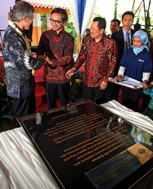 Photo of Stephen Smith and Indonesian Foreign Minister Dr Marty Natalegawa shaking hands in front of a plaque, with others looking on