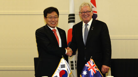 Trade and Investment Minister Andrew Robb with Korean Minister of Trade, Industry and Energy, HE Yoon Sang-jick, in Bali, Indonesia on 4 December 2013.
