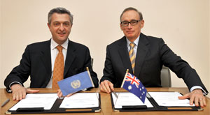 Photo of a smiling Mr Filippo Grandi and Bob Carr
