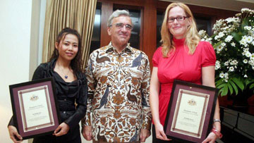 Kartika Sari (left) and Sophie Morris (right) holding Elizabeth O'Neill Journalism Award 2008 certificates together with then Australian Ambassador to Indonesia, HE Bill Farmer AO.