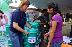 AusAID Philippines Minister Counsellor Octavia Borthwick helps distribute hygiene kits and interacts with the families affected by Typhoon Bopha in Compostela Valley and Davao Oriental.
