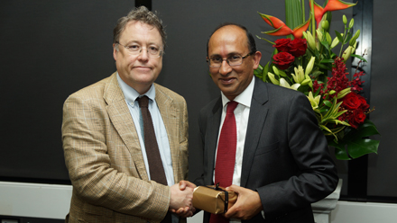 Secretary Peter Varghese shaking hands with Executive Dean, Faculty of Arts, Macquarie University, John Simons