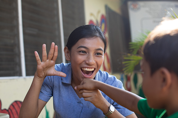 Teacher at the Welcome Home Foundation assisting student with hearing disability in Bacolod City, Philippines. Photo credit: DFAT/ Australian Volunteers Program/Cam Sutti