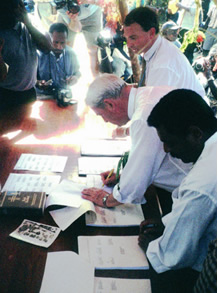 Photo of Senator Alan Ferguson witnessing the Bougainville Peace Agreement