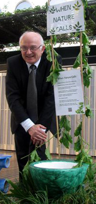 Photo of Bob McMullan celebrate the World Toilet Day in Brisbane